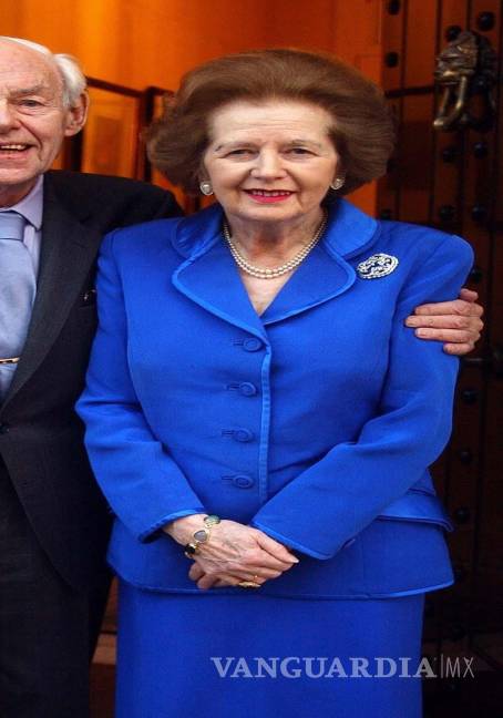 $!Imagen del 14 febrero de 2003, de Margaret Thatcher y su esposo, Sir Denis Thatcher.