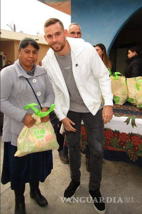 $!Vincent Janssen aprovecha tiempo libre para entregar despensas en Monterrey