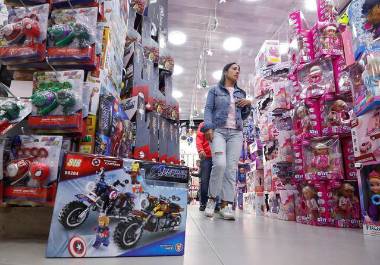 Difícil tarea tienen los padres de familia a la hora de elegir los regalos para sus hijos para esta Navidad.