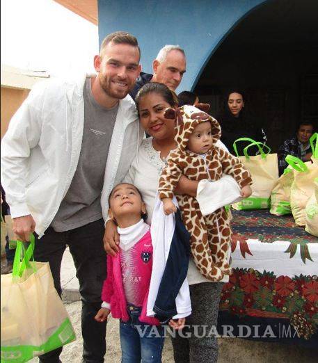 $!Vincent Janssen aprovecha tiempo libre para entregar despensas en Monterrey