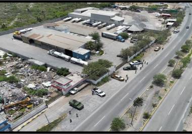 Sedena, Guardia Nacional, FGR y Pemex aseguraron 111 mil litros de hidrocarburo, tractocamiones y autotanques en un inmueble de Escobedo.