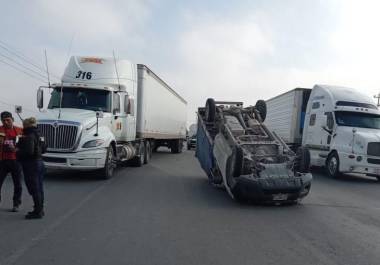 A la altura de la carretera Saltillo-Monterrey, al rebasar un tráiler la cajuela de una camioneta se ganchó con la parte delantera de su camioneta Nissan.