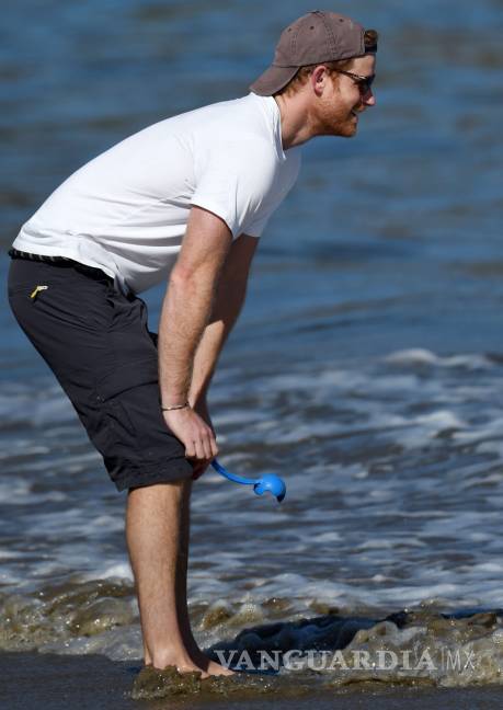 $!¡Sin corona! El Príncipe Harry disfruta de la playa como un californiano más