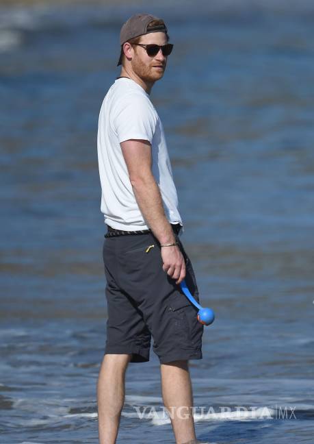 $!¡Sin corona! El Príncipe Harry disfruta de la playa como un californiano más