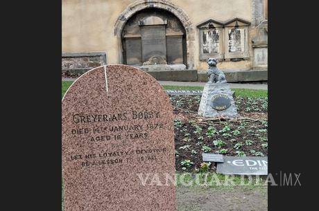 $!En Edimburgo, el fiel perrito “Bobby” fue enterrado al lado de su dueño y además tiene una escultura en su honor.