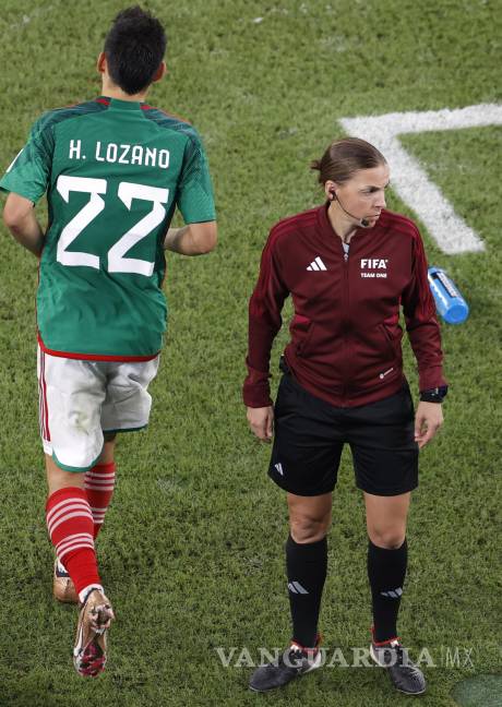 $!La cuarta oficial Stephanie Frappart (d) de Francia durante el partido de fútbol de la Copa Mundial de la FIFA 2022 entre México y Polonia en el Estadio 947 en Doha.