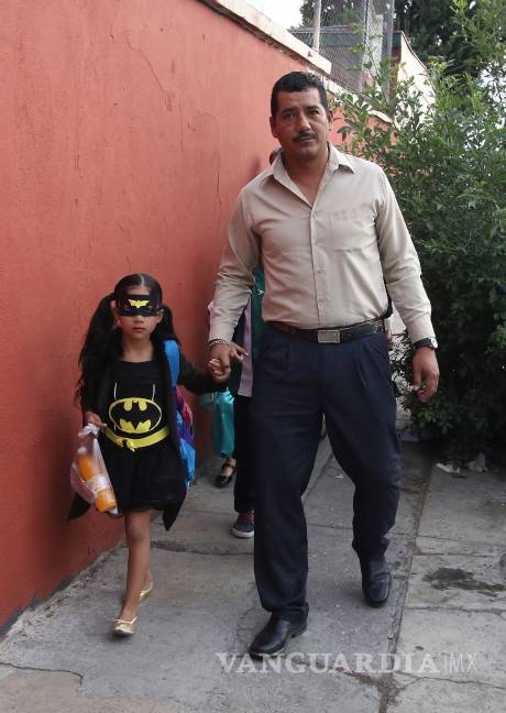 $!Regreso “loco” a clases en Saltillo... el uniforme quedó atrás y los disfraces se hicieron presentes por el Día del Niño