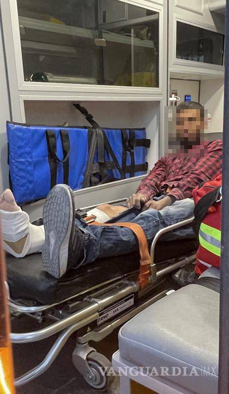 $!Uno de los lesionados fue trasladado al Hospital General por una herida en la pierna derecha.