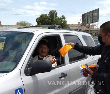 $!Policía de Torreón entrega cubrebocas y mantiene perifoneo en la ciudad