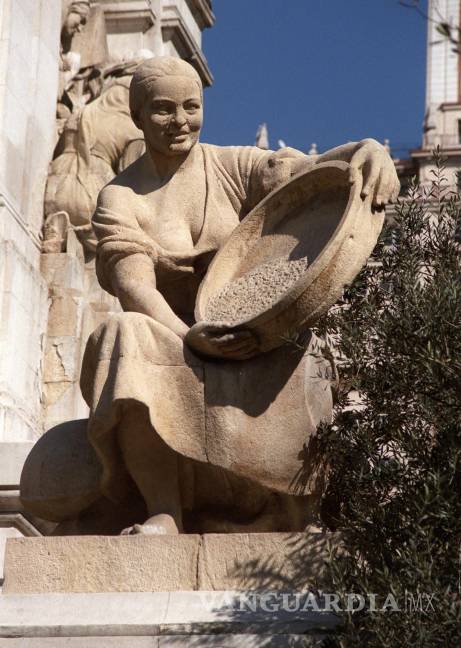 $!Monumento en homenaje a Cervantes en la Plaza de España de Madrid: representación de Aldonza Lorenzo. EFE/Pepe Cuadrado