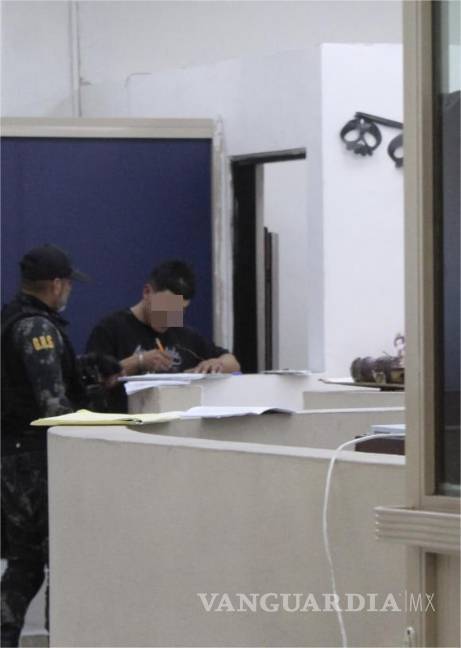 Detienen a jóvenes por vender droga afuera de un gimnasio, en Saltillo