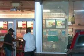 Un hombre privó de la vida a una mujer e hirió a otra en un ataque con arma de fuego, ambas trabajadoras de una popular cadena de comida rápida, debido a que había “demasiada mayonesa” en su bocadillo.