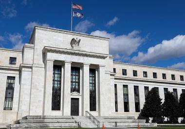 La FED reduce los costos de endeudamiento para apoyar el mercado laboral, mientras mantiene las tasas lo suficientemente altas para evitar estimular la economía en una medida tal que empeore la inflación. FOTO: