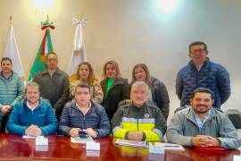 Durante la sesión inaugural del Consejo Municipal, el alcalde Tomás Gutiérrez Merino (C) destacó la importancia de la coordinación interinstitucional para garantizar la seguridad y bienestar de los ciudadanos.