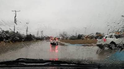 Protección Civil de Coahuila recomienda evitar calles inundadas, arroyos y pasos bajos durante las tormentas.