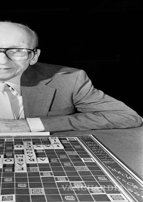 $!Alfred Butts inventor del Scrabble, en 1985.