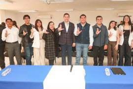 El nuevo Consejo Directivo y la Sociedad de Alumnos de la Facultad de Psicología Sureste rindieron protesta ante el rector Octavio Pimentel.