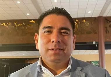 Isidro García, presidente de Canirac Coahuila, resalta la preocupación del sector restaurantero ante la disminución del poder adquisitivo y el encarecimiento de los insumos.