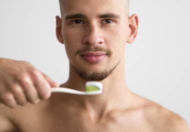 El fluoruro pertenece a los llamados oligoelementos. En pequeñas cantidades, el fluoruro tiene efectos positivos en nuestros huesos y dientes, pero en grandes cantidades también puede tener efectos negativos.