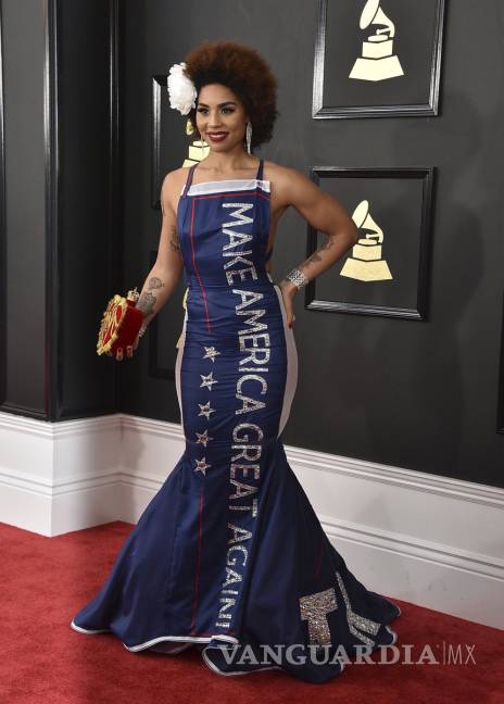 $!Cantante lleva el 'Make America Great Again' de Trump en su vestido a los Grammy