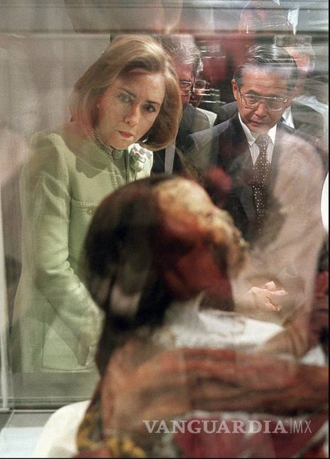 $!La primera dama Hillary Clinton y el primer ministro de Perú, Alberto Fujimori, miran a una momia de 500 años de antigüedad expuesta en la National Geographic Society en Washington, el martes 21 de mayo de 1996.