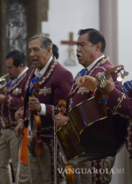 $!Cientos de saltillenses celebran a la Virgen de Guadalupe con ‘Las Mañanitas’