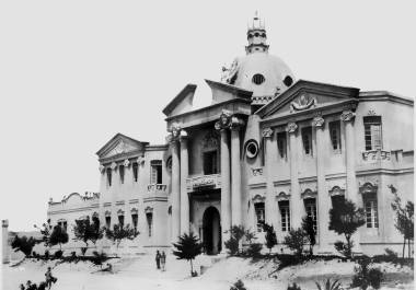 En la fotografía original, el nombre del hospital aparece como Trinidad Narro Maas. Algunos testimonios orales dicen que también se le conocía como Hospital Centenario (por el nombre de la calle en donde se ubicaba) u Hospital de la Calzada. El nombre es homónimo del sacerdote francés que fundó la orden de las Hijas de la Caridad, consagradas a ayudar en hospitales.