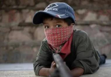 Investigaciones señalan que los grupos delictivos en México reclutan a jóvenes aprovechando carencias emocionales como falta de aceptación, reconocimiento social o vinculación familiar.