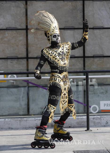 $!Un hombre participa en un desfile de catrinas en Ciudad de México (México).