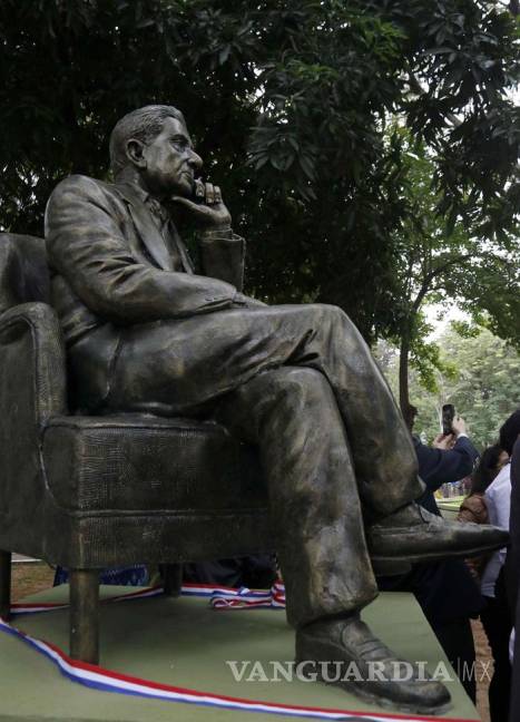 $!Por centenario de Augusto Roa Bastos inauguran su estatua en Paraguay