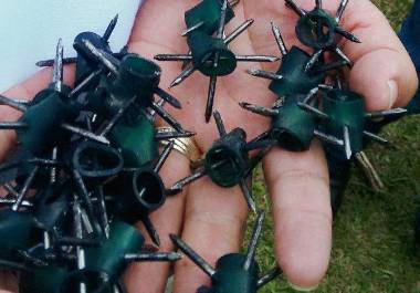 Tornillos, clavos, pijas y fragmentos de acero pueden parecer inofensivos, pero sobre el asfalto se convierten en trampas mortales capaces de provocar accidentes graves por ponchadura de llantas.
