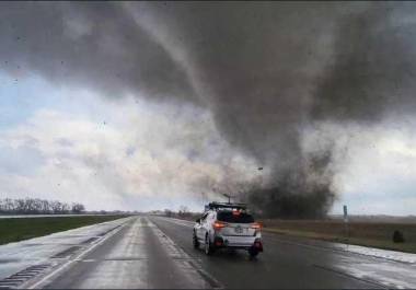 Ciudadanos de Nebraska, Estados Unidos, vivieron un intenso tornado.