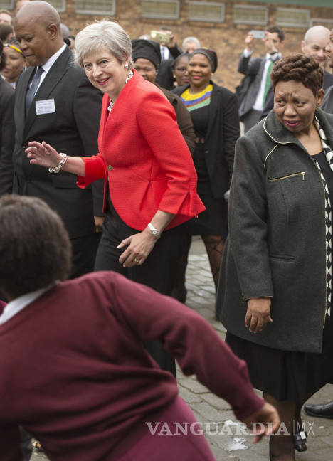 $!“Maybot&quot;, burlas por baile de la premier británica Theresa May en Sudáfrica
