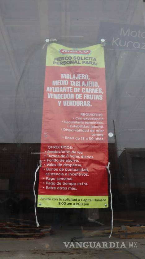 $!La lona revela vacantes para puestos como tablajero, medio tablajero, ayudante de carnes y vendedor de frutas y verduras.
