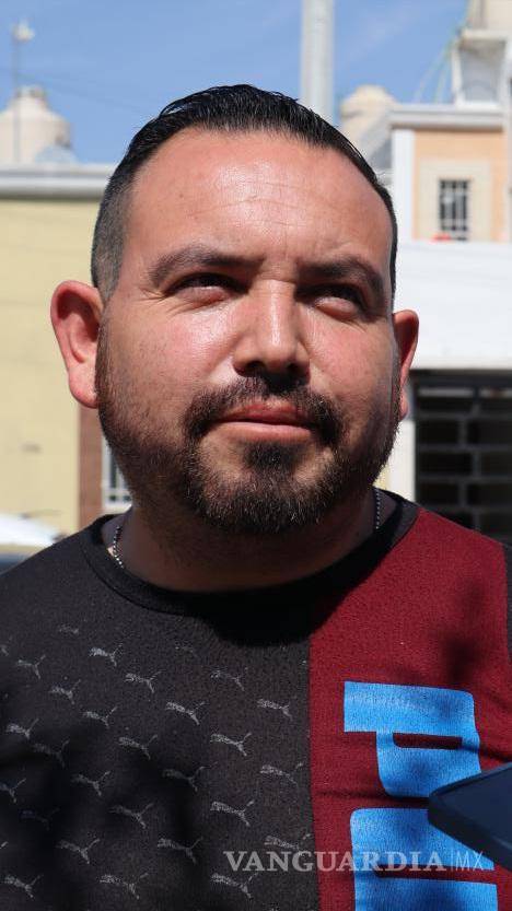 $!Dice Jesús Bocanegra que el mal servicio de transporte lo hace perder mucho tiempo.