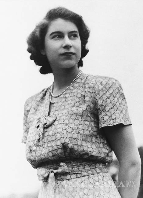 $!La princesa Isabel de Gran Bretaña en los terrenos del alojamiento real en Windsor, Inglaterra el 26 de agosto de 1946.