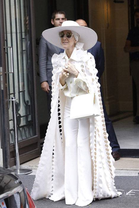 $!Celine Dion: Once poses que la coronan como icono de estilo