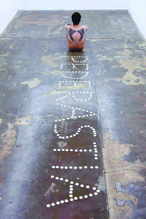 $!Abel Azcona: Personal, crítico y transgresor