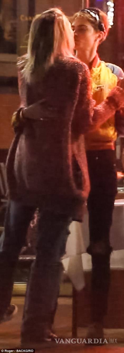 $!Paris Jackson y Cara Delevinge sellan su amor con un beso