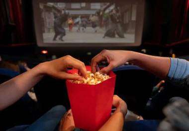 Encargados del cine reutilizarían los botes de palomitas para revenderlos posteriormente a otros clientes.