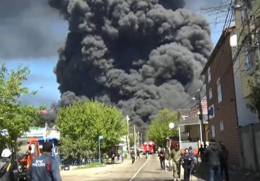 Humo elevándose tras un ataque con drones a la refinería y terminal petrolera de Tuapse, Rusia.