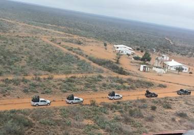 Elementos de la Policía Estatal y el Ejército durante un recorrido de supervisión en una carretera estatal.