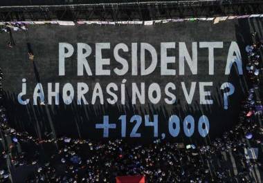 Frente a Palacio Nacional, activistas y familiares de personas desaparecidas dibujaron con pintura blanca la distribución del rancho Izaguirre, con la frase: “Presidenta, ¿ahora sí nos ve?”.