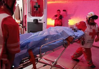 Paramédicos de Cruz Roja trasladaron al conductor lesionado a un hospital para recibir atención médica especializada.