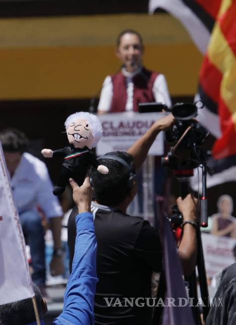 $!En el mitin con simpatizantes realizado en Ramos Arizpe, hubo morenistas que llevaban los famosos peluches del presidente López Obrador.