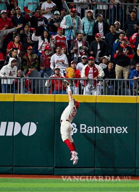 $!La afición escarlata llenó el Estadio Alfredo Harp Helú y celebró el primer triunfo de su equipo en la final de la Liga Mexicana de Béisbol.