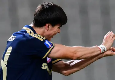 Armando “Hormiga” González celebró con su característico “Kamehameha” su primer gol con Olympiacos, ante AEL Larissa.