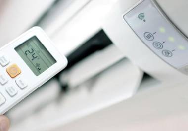 El modo Dry del aire acondicionado es una función diseñada para disminuir la humedad del ambiente mientras consume menos electricidad que el modo de enfriamiento tradicional.