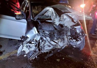 El conductor de un Honda City quedó prensado entre los fierros de la unidad y tuvo que ser liberado por socorristas antes de ser trasladado en código rojo al Hospital Universitario de Saltillo.
