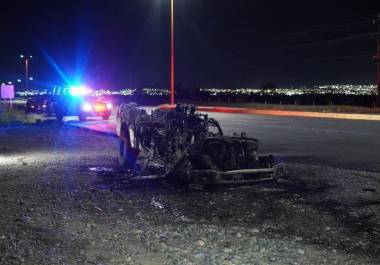 El conductor logró alejarse de la Ford F-150 antes de que el fuego avanzara por el vehículo.